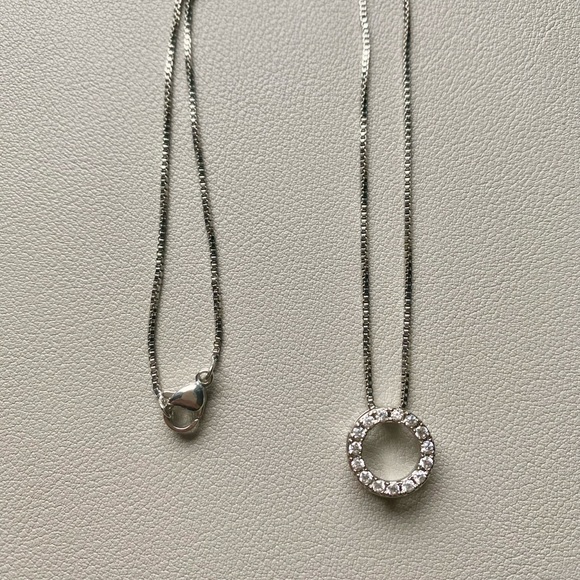 Circle Necklace with Simple Stylish Chain Necklace - Picture 2 of 3